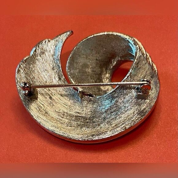 Vintage Women’s Brooch Pin Swirl Wave Silver Tone 1.5 X 2” - Picture 3 of 5